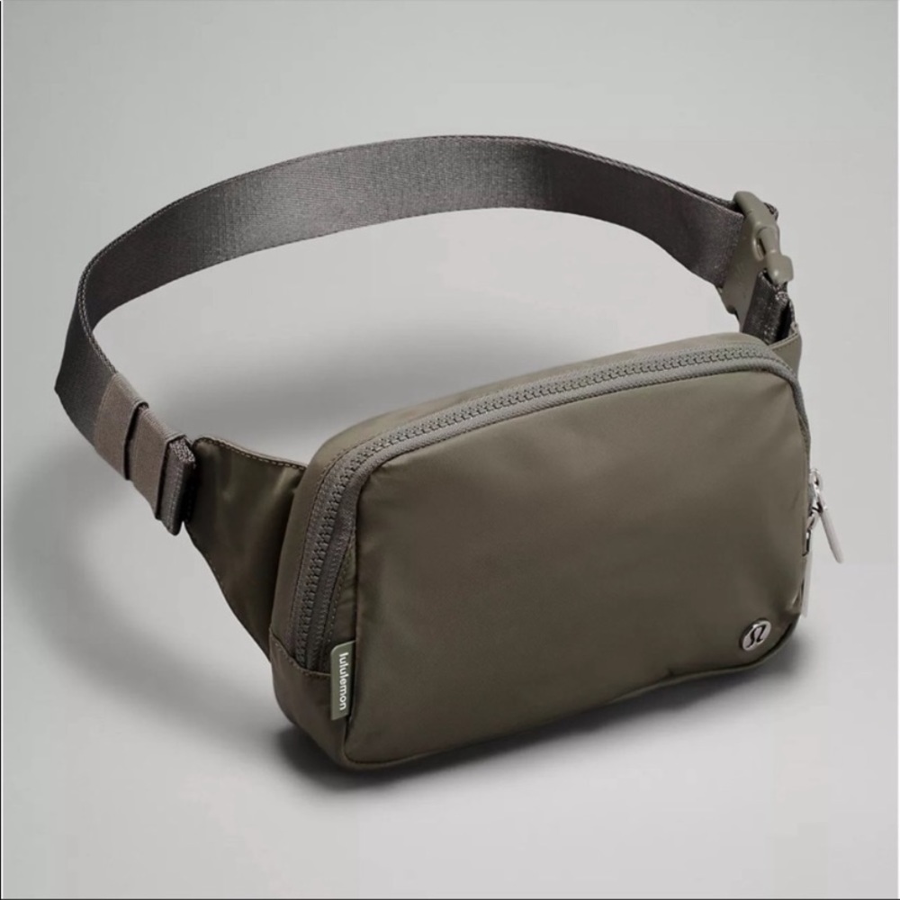 NWT Lululemon Large Everywhere Belt Bag - Picture 3 of 8